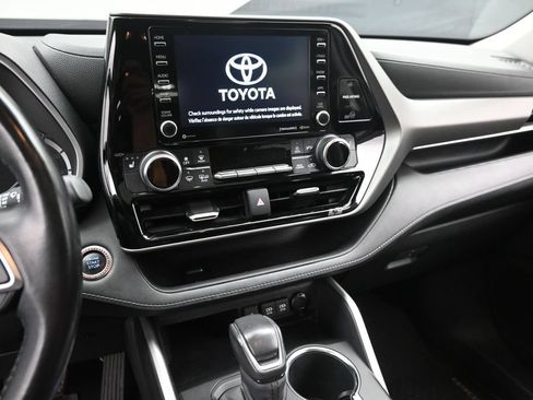 Used 2020 Toyota Highlander XLE AWD/4WD image 21