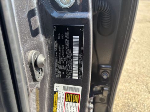 Used 2025 Toyota Highlander LE FWD image 31