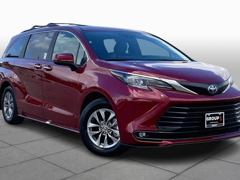 Used 2025 Toyota Sienna XLE w/ XLE Plus Package image 3