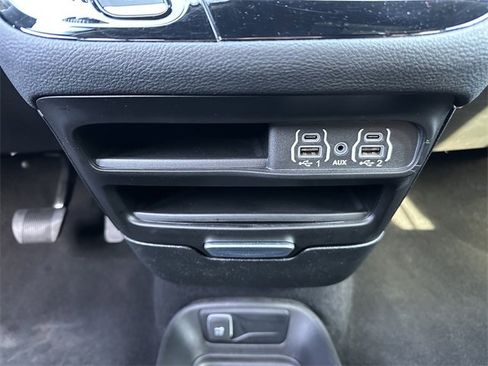 Used 2023 Chrysler Pacifica Touring image 19