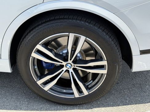 Used 2025 BMW X7 M60i w/ Climate Comfort Package image 17