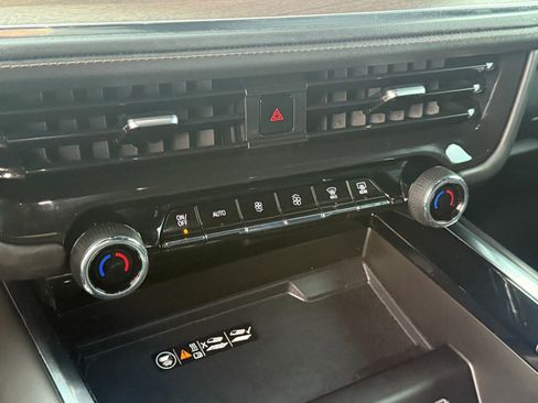 Used 2025 Chevrolet Suburban High Country image 19