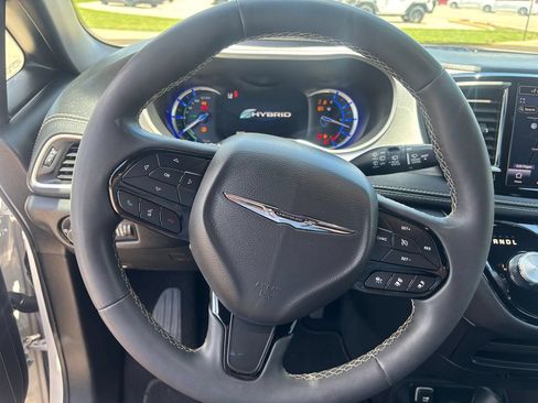 Used 2024 Chrysler Pacifica Limited FWD image 9