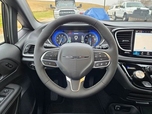 New 2026 Chrysler Pacifica Select AWD/4WD image 16