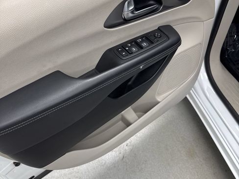 Used 2023 Chrysler Pacifica Touring-L FWD image 13