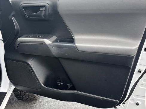 Used 2017 Toyota Tacoma SR5 image 5