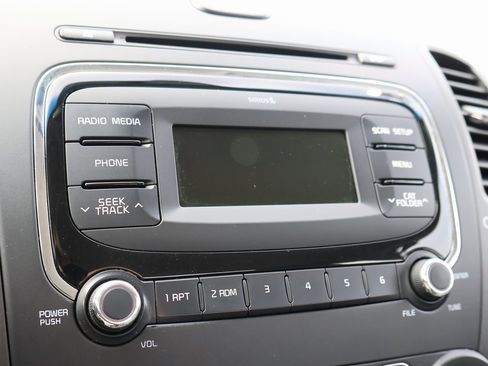 Used 2017 Kia Forte LX image 32