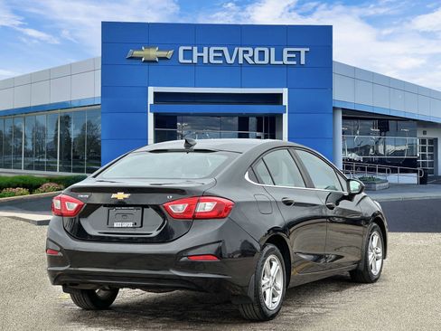 Used 2017 Chevrolet Cruze LT image 4