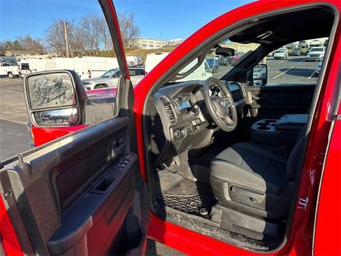 Used 2024 RAM 2500 Tradesman w/ Chrome Appearance Group image 32