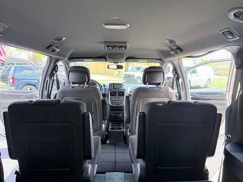Used 2018 Dodge Grand Caravan SE FWD image 17
