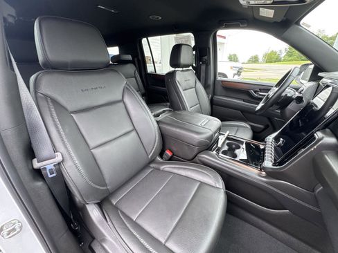 Used 2025 GMC Yukon XL Denali AWD/4WD image 17