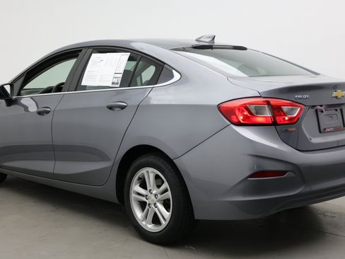 Used 2018 Chevrolet Cruze LT FWD image 4
