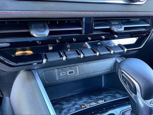 Used 2024 Chevrolet Colorado Z71 w/ Z71 Convenience Package 2 image 23