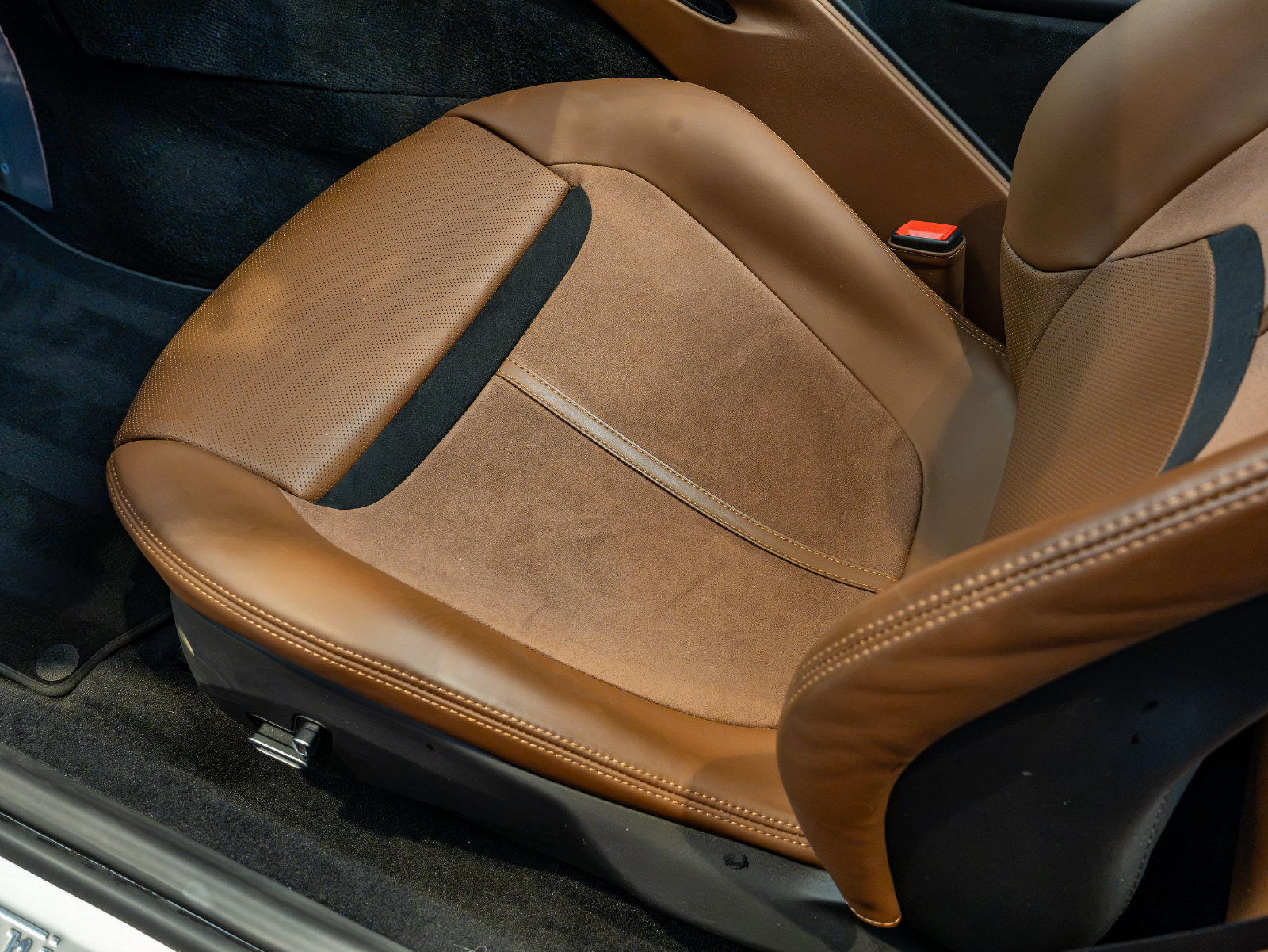 Used 2025 Ferrari Roma Spider RWD image 12