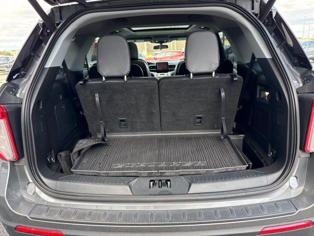 Used 2021 Ford Explorer XLT w/ Equipment Group 202A AWD/4WD image 26