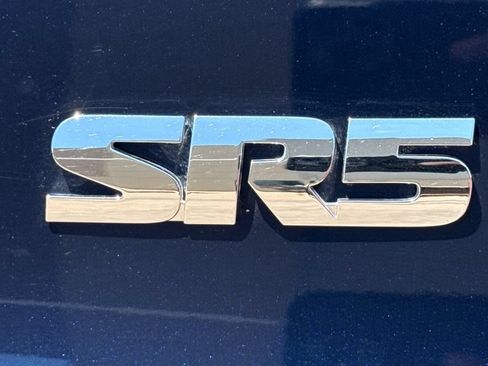 Used 2017 Toyota 4Runner SR5 AWD/4WD image 15