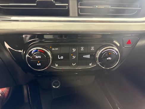 Used 2025 Chevrolet Trax LT w/ Driver Confidence Package FWD image 28