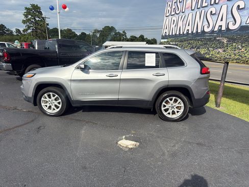 Used 2017 Jeep Cherokee Latitude w/ Cold Weather Group AWD/4WD image 7