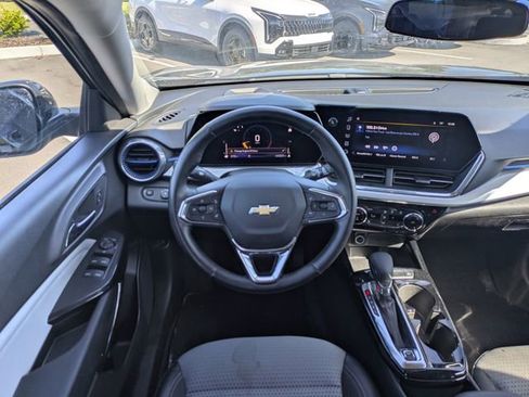 Used 2025 Chevrolet Trax LT w/ LT Convenience Package FWD image 16