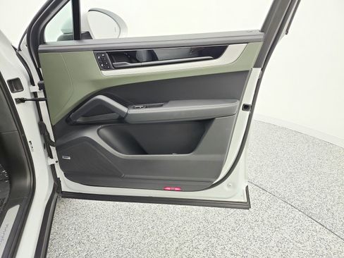 Used 2024 Porsche Cayenne Coupe AWD image 27