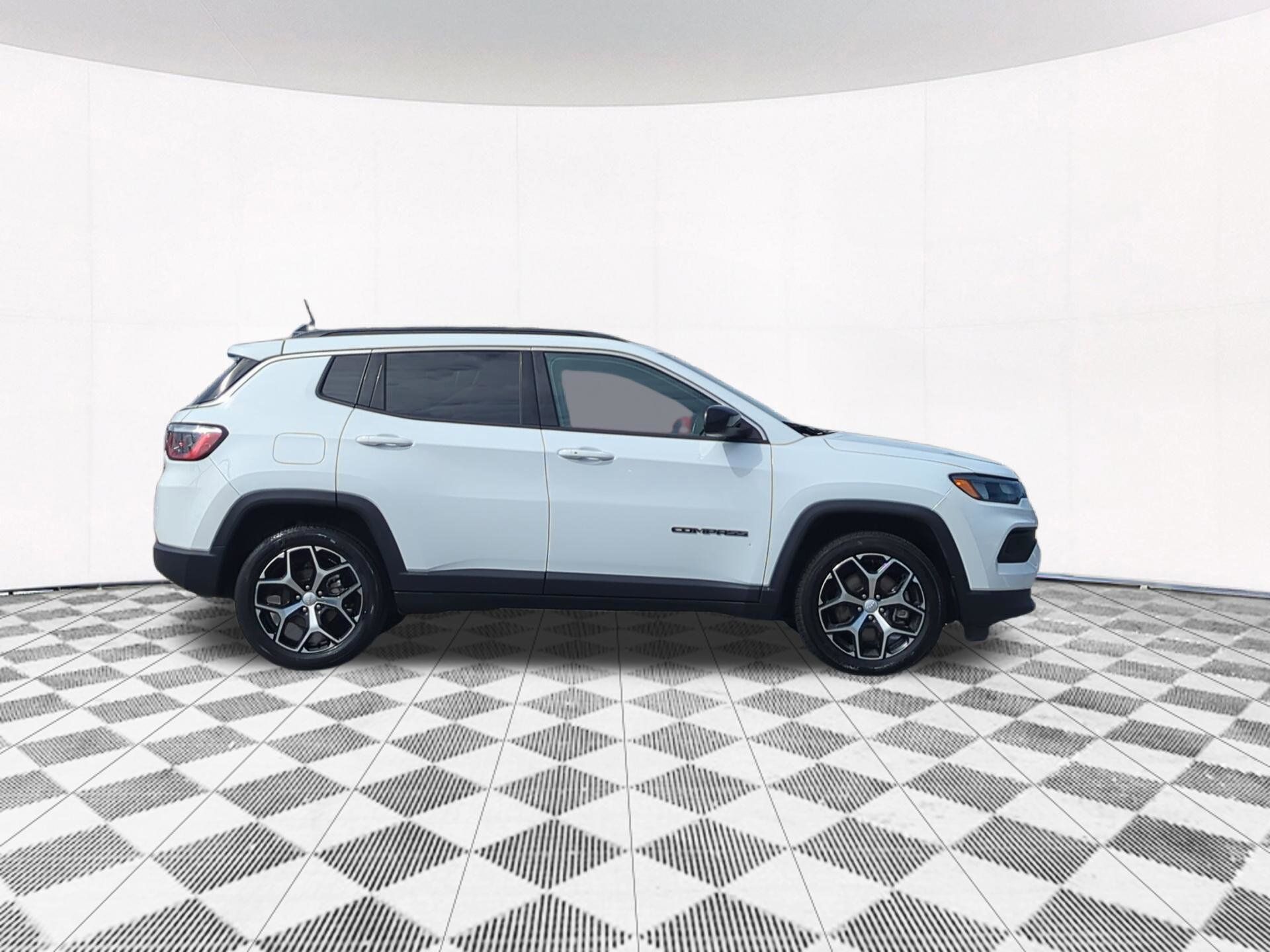 Used 2024 Jeep Compass Latitude AWD/4WD image 7