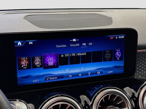 Used 2025 Mercedes-Benz GLB 250 GLB 250 image 21