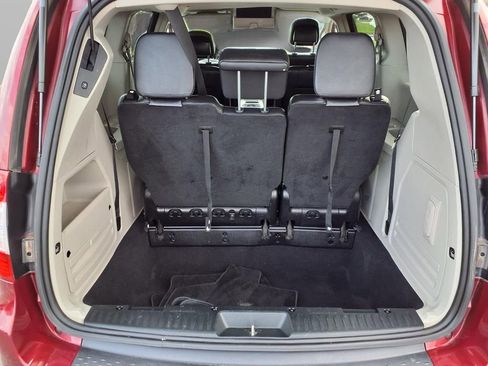 Used 2014 Chrysler Town & Country Touring FWD image 29