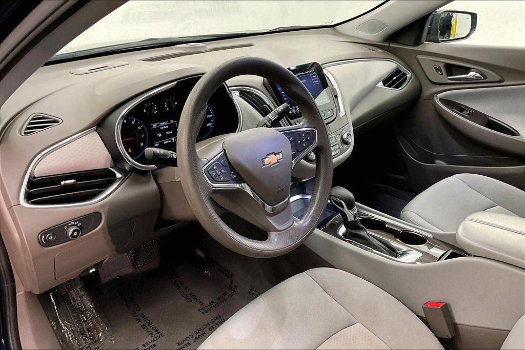 Used 2021 Chevrolet Malibu LT FWD image 13