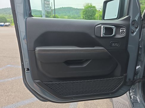 New 2025 Jeep Gladiator Sport image 18