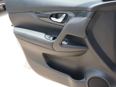 Used 2019 Nissan Rogue SV FWD image 18