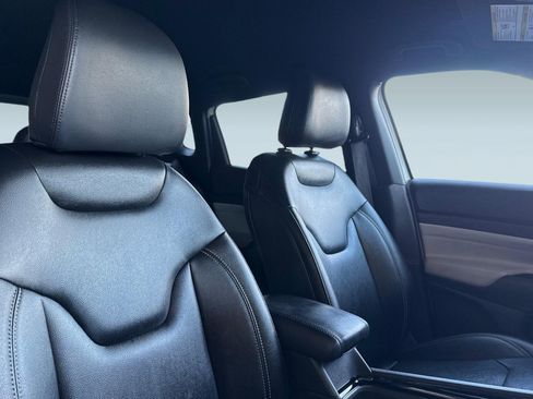 Used 2025 Jeep Compass Limited image 31