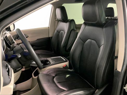 Used 2024 Chrysler Pacifica Touring-L FWD image 22