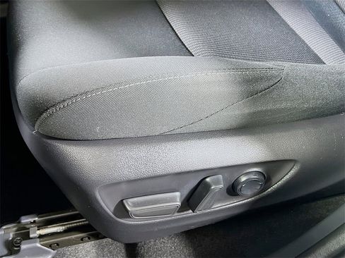 Certified 2022 Toyota Venza LE image 17