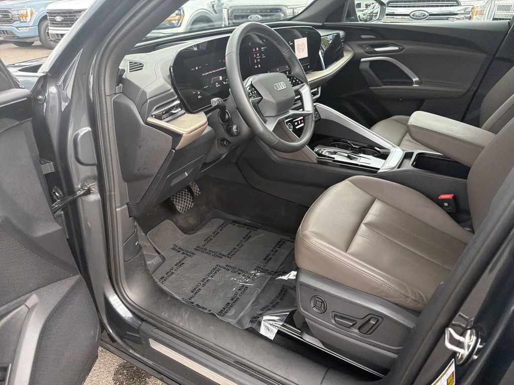Used 2025 Audi Q5 Premium Plus w/ Premium Plus AWD/4WD image 11