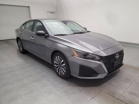 Used 2025 Nissan Altima 2.5 SV FWD image 13