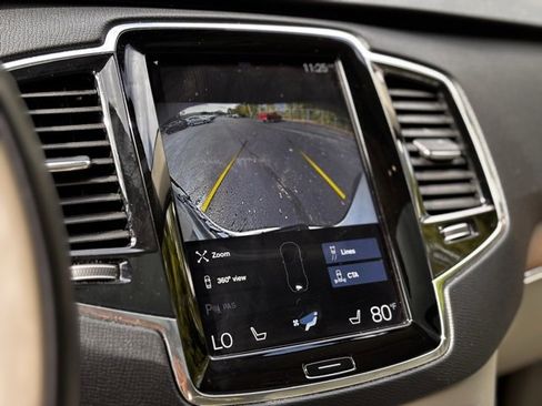 Used 2021 Volvo XC90 T6 Momentum image 13