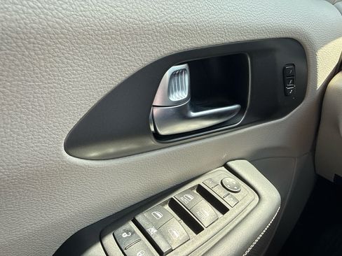 Used 2023 Chrysler Pacifica Touring-L FWD image 26