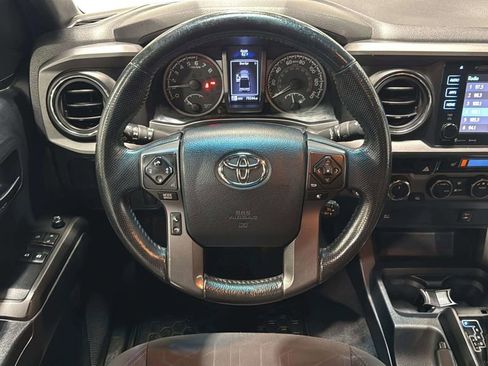 Used 2017 Toyota Tacoma TRD Off-Road AWD/4WD image 11