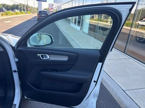 Certified 2025 Volvo XC40 B5 Core AWD/4WD image 14