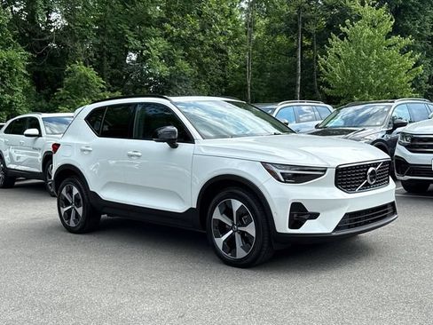 Used 2026 Volvo XC40 B5 Plus AWD/4WD image 2