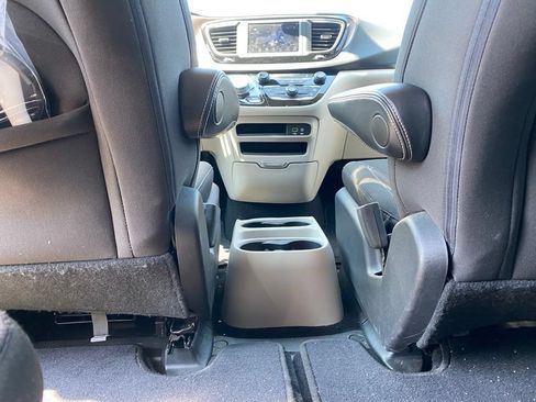 Used 2020 Chrysler Voyager LX FWD image 30