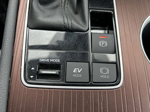 Certified 2024 Toyota Sienna XLE FWD image 32