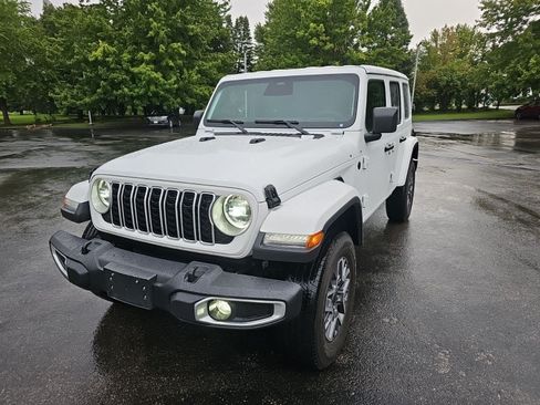 Used 2025 Jeep Wrangler Unlimited Sahara AWD/4WD image 2