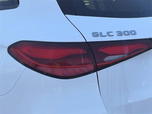 Used 2025 Mercedes-Benz GLC 300 4MATIC image 10