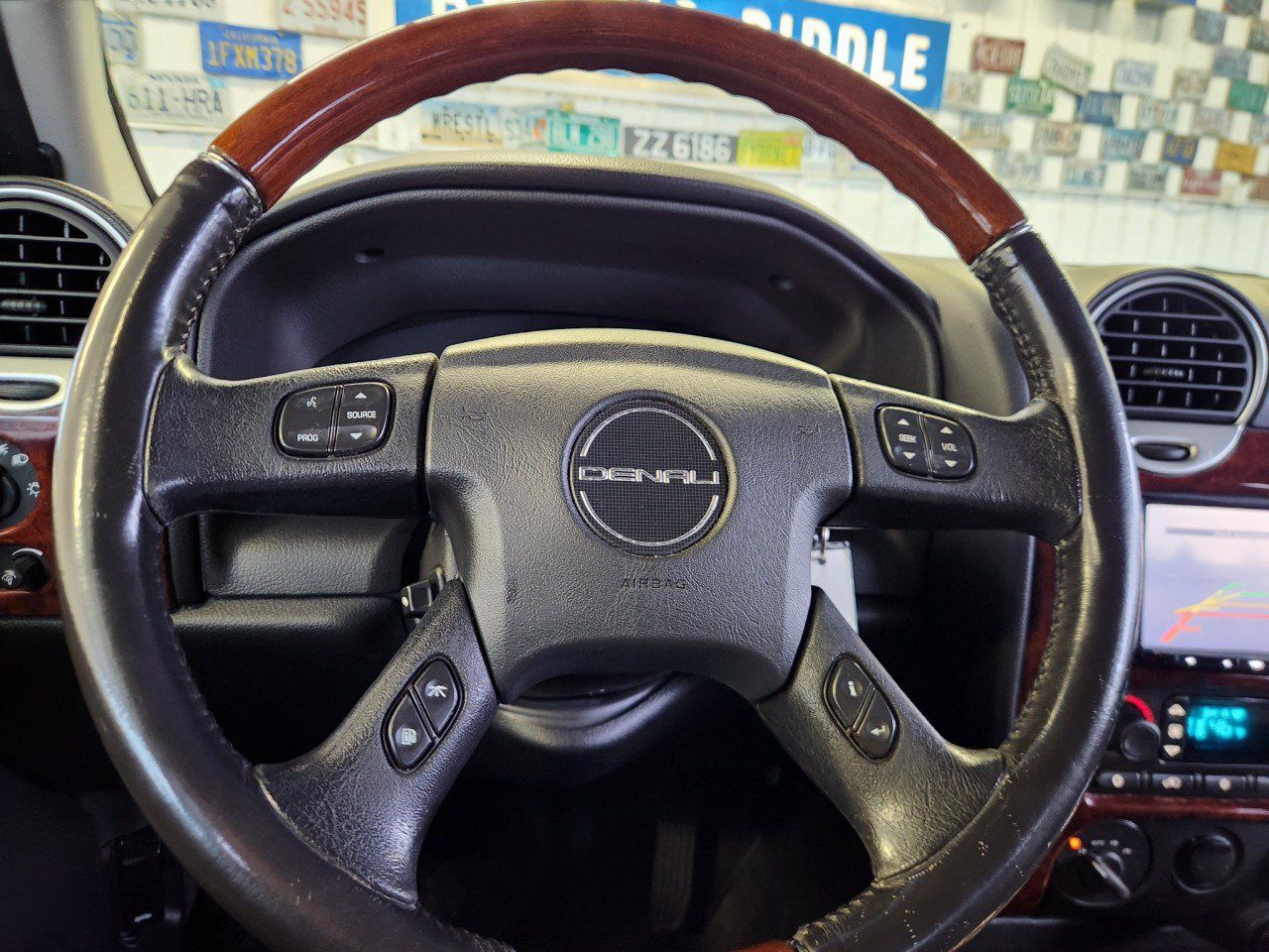 Used 2009 GMC Envoy Denali w/ Sun And 6-Disc Cd Package AWD/4WD image 15