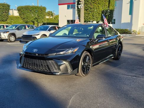 Used 2025 Toyota Camry SE image 5