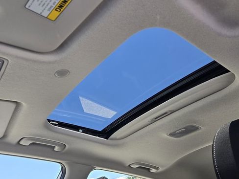 Used 2025 Hyundai Venue SEL image 16