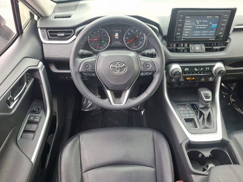 Used 2020 Toyota RAV4 XLE Premium image 11