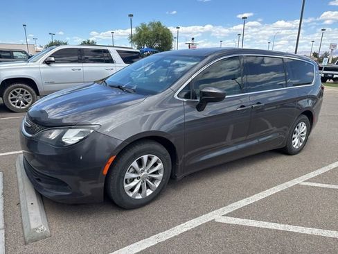 Used 2017 Chrysler Pacifica Touring w/ Tire & Wheel Group FWD image 2