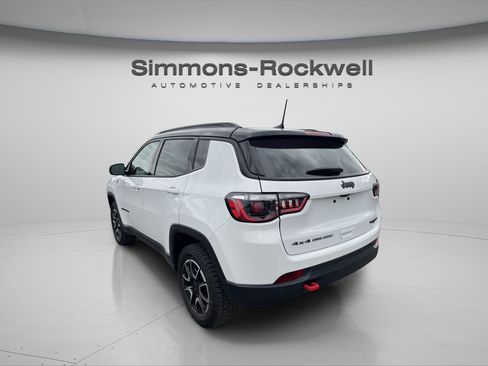 Used 2025 Jeep Compass Trailhawk AWD/4WD image 3